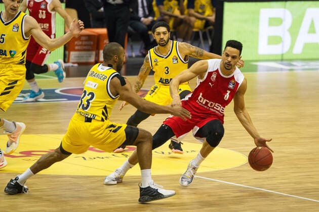 v l Jayson Granger Alba, Peyton Siva Alba, Dominic Lockhart Brose Bamberg, game before empty ranks 13 12 2020, BBL, Alba Berlin vs Brose Bamberg, in the Mercedes Benz Arena, GER, Berlin, 13 12 2020, BBL, Alba Berlin vs Brose Bamberg Berlin Copyright: xUwexKoch xEibner-Pressefotox EP_ukh