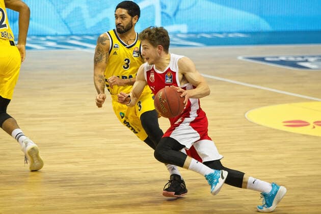 v l Peyton Siva Alba, Bennet Hundt Brose Bamberg, game before empty ranks 13 12 2020, BBL, Alba Berlin vs Brose Bamberg, in the Mercedes Benz Arena, GER, Berlin, 13 12 2020, BBL, Alba Berlin vs Brose Bamberg Berlin Copyright: xUwexKoch xEibner-Pressefotox EP_ukh
