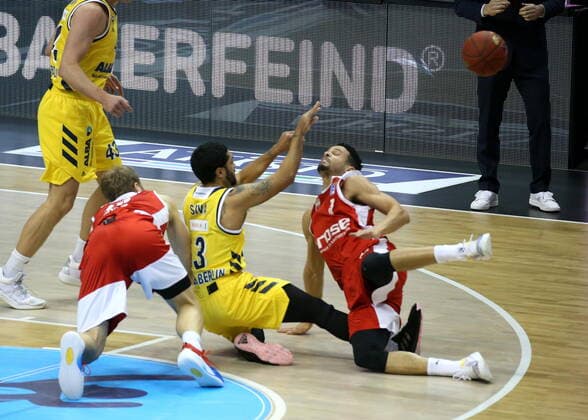 GER, BBL, ALBA Berlin vs. Brose Bamberg 13 12 2020, Mercedes Benz Arena, Berlin, GER, BBL, ALBA Berlin vs. Brose Bamberg, in the picture Peyton Siva ALBA Berlin 3 , Dominic Lockhart Brose Bamberg 3 , Christian Sengfelder Brose Bamberg 43 nordphotoxEngler nph00076