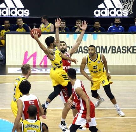 GER, BBL, ALBA Berlin vs Brose Bamberg 13 12 2020, Mercedes Benz Arena, Berlin, GER, BBL, ALBA Berlin vs Brose Bamberg, in the picture Peyton Siva ALBA Berlin 3 , Johannes Thiemann ALBA Berlin 32 , David Kravish Brose Bamberg 45 nordphotoxEngler nph00076