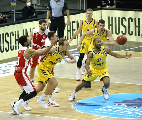 GER, BBL, ALBA Berlin vs Brose Bamberg 13 12 2020, Mercedes Benz Arena, Berlin, GER, BBL, ALBA Berlin vs Brose Bamberg, in the picture Jayson Granger ALBA Berlin 33 , Luke Sikma ALBA Berlin 43 , Tim Schneider ALBA Berlin 10 , Niels Giffey ALBA Berlin 5 , Kenneth Ogbe Brose Bamberg 25 , David Kravish Brose Bamberg 45 , Chase Fieler Brose Bamberg 20 nordphotoxEngler nph00076