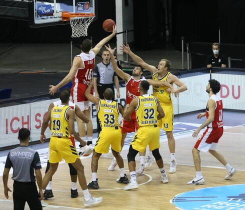 GER, BBL, ALBA Berlin vs Brose Bamberg 13 12 2020, Mercedes Benz Arena, Berlin, GER, BBL, ALBA Berlin vs Brose Bamberg, in the picture Luke Sikma ALBA Berlin 43 , Johannes Thiemann ALBA Berlin 32 , Jayson Granger ALBA Berlin 33 , Louis Olinde ALBA Berlin 19 , David Kravish Brose Bamberg 45 , Chase Fieler Brose Bamberg 20 nordphotoxEngler nph00076