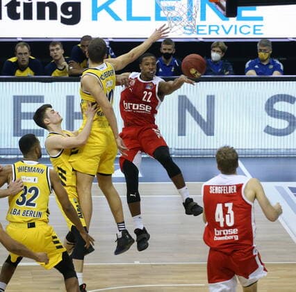 GER, BBL, ALBA Berlin vs Brose Bamberg 13 12 2020, Mercedes Benz Arena, Berlin, GER, BBL, ALBA Berlin vs Brose Bamberg, in the picture Jonas Mattisseck ALBA Berlin 9 , Tim Schneider ALBA Berlin 10 , Devon Hall Brose Bamberg 22 nordphotoxEngler nph00076