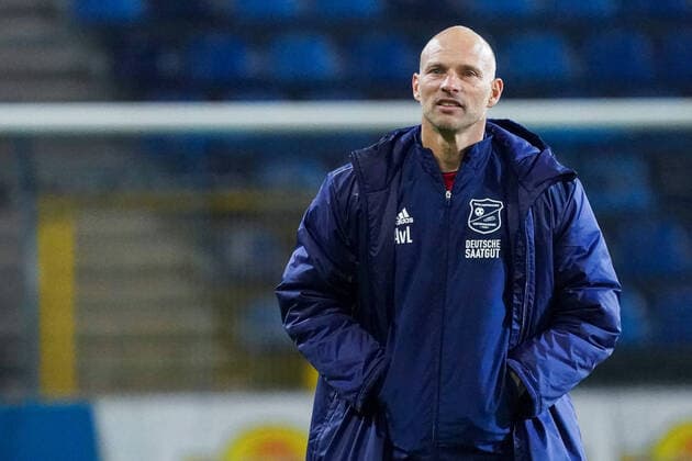 Arie van Lent coach, head coach, Haching , single picture, action, action, 15 12 2020, Mannheim Germany , football, 3 Liga, SV Waldhof Mannheim SpVgg Unterhaching, DFB DFL REGULATIONS PROHIBIT ANY USE OF PHOTOGRAPHS AS IMAGE SEQUENCES AND OR QUASI VIDEO xozx
