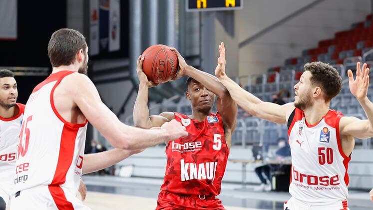 Germany, Bamberg, Brose Arena, 16 12 2020, emspor, emonline, despor, deonline, Brose Bamberg vs s Oliver Wuerzburg, Basketball, BBL picture from left David Kravish Brose Bamberg , Justin Sears s Oliver Wuerzburg and Joanic Gruettner Bacoul Brose Bamberg Copyright: HMBxMedia xHeikoxBecker