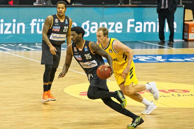 f l Troy Caupain Ulm, Aric Holman Ulm, Luke Sikma Alba, 19 12 2020, BBL, Alba Berlin vs Ratiopharm Ulm, at Mercedes Benz Arena, GER, Berlin, 19 12 2020, BBL, Alba vs Ulm Berlin Copyright: xUwexKoch xEibner-Pressefotox EP_ukh