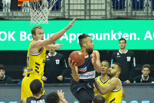 f l Luke Sikma Alba, Demetrius Conger Ulm, 19 12 2020, BBL, Alba Berlin vs Ratiopharm Ulm, at Mercedes Benz Arena, GER, Berlin, 19 12 2020, BBL, Alba vs Ulm Berlin Copyright: xUwexKoch xEibner-Pressefotox EP_ukh