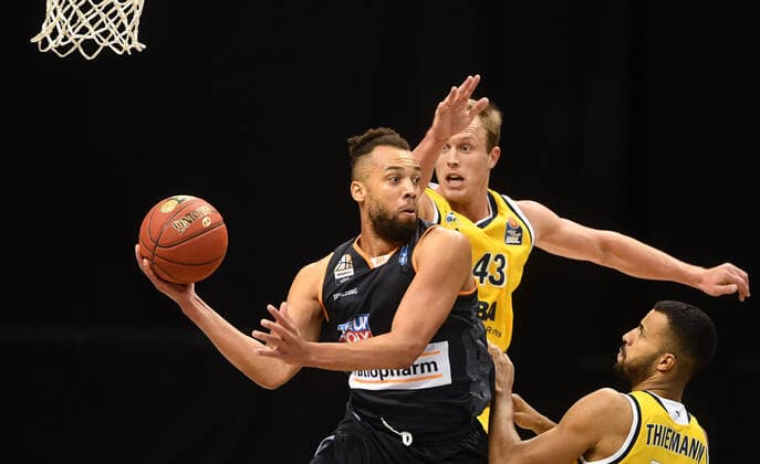Demitrius Conger Ulm , with ball, right Luke Sikma ALBA , front Johannes Thiemann ALBA , ALBA Berlin ratiopharm Ulm Basketball, easy Credit BBL , men, men, men, season 2020 2021 Berlin, 19 12 2020, Mercedes Benz Arena