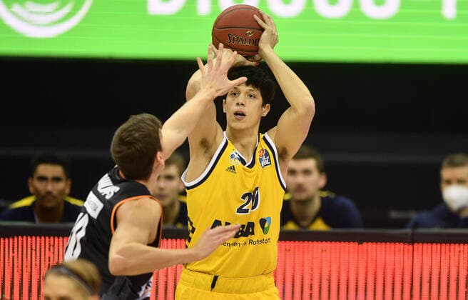 Simone Fontecchio ALBA , throwing, front Christoph Philipps Ulm , ALBA Berlin ratiopharm Ulm Basketball, easy Credit BBL , men, men, men, season 2020 2021 Berlin, 19 12 2020, Mercedes Benz Arena