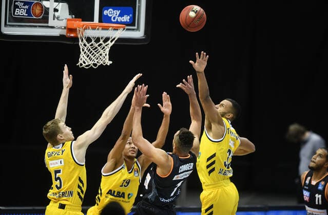 Johannes Thiemann ALBA , Demitrius Conger Ulm , Louis Olinde ALBA , Niels Giffey ALBA , fight for the ball ALBA Berlin ratiopharm Ulm Basketball, easy Credit BBL , men, men, men, season 2020 2021 Berlin, 19 12 2020, Mercedes Benz Arena
