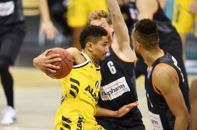 Maodo Lo ALBA , with ball, behind Per Günther Ulm , right Demitrius Conger Ulm , ALBA Berlin ratiopharm Ulm Basketball, easy Credit BBL , men, men, men, season 2020 2021 Berlin, 19 12 2020, Mercedes Benz Arena