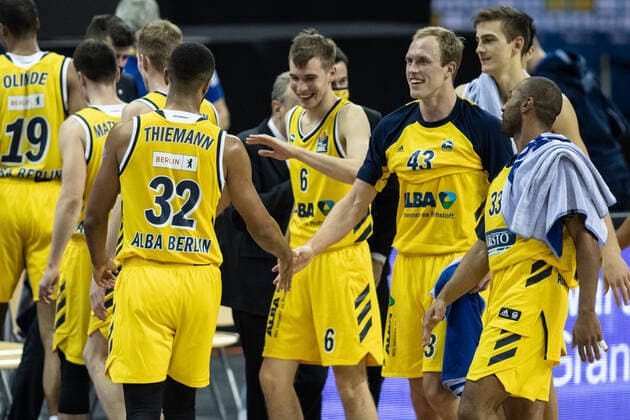 19 12 2020, Berlin, Basketball, 1 Bundesliga, easyCredit BBL, Hauptrunde, 7 Spieltag, Mercedes Benz Arena ALBA Berlin ratiopharm Ulm ALBAs Johannes Thiemann l r , Malte Delow, Luke Sikma, Tim Schneider and Jayson Granger high-five each other after the win ALBA Berlin ratiopharm Ulm...