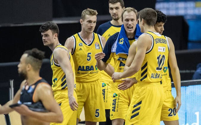 19 12 2020, Berlin, Basketball, 1 Bundesliga, easyCredit BBL, Hauptrunde, 7 Spieltag, Mercedes Benz Arena ALBA Berlin ratiopharm Ulm ALBAs Simone Fontecchio r l , Tim Schneider, Luke Sikma, Kresimir Nikic and Niels Giffey high-five each other after the win ALBA Berlin ratiopharm Ulm...
