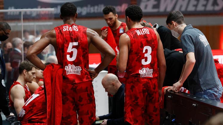 Germany, Wuerzburg, s Oliver Arena, 20 12 2020, emspor, emonline, despor, deonline, s Oliver Wuerzburg vs SYNTAINICS MBC, Basketball, BBL picture v li timeout with head coach Denis Wucherer s Oliver Wuerzburg Copyright: HMBxMedia xHeikoxBecker