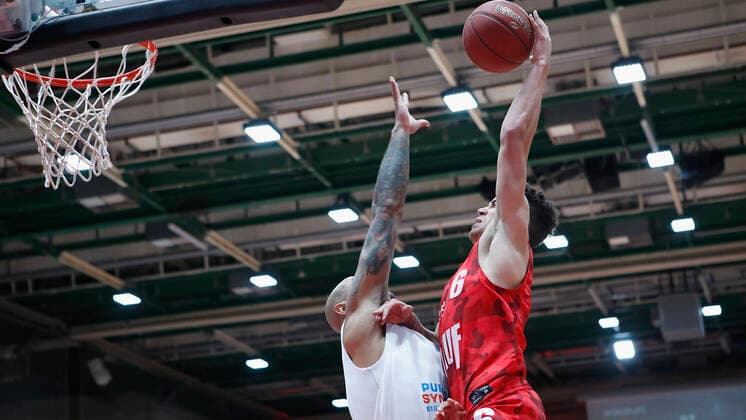 Germany, Wuerzburg, s Oliver Arena, 20 12 2020, emspor, emonline, despor, deonline, s Oliver Wuerzburg vs SYNTAINICS MBC, Basketball, BBL Picture from left Sergio Kerusch MBC and Joshua Obiesie s Oliver Wuerzburg Copyright: HMBxMedia xHeikoxBecker