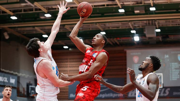 Germany, Wuerzburg, s Oliver Arena, 20 12 2020, emspor, emonline, despor, deonline, s Oliver Wuerzburg vs SYNTAINICS MBC, Basketball, BBL picture from left AJ Brodeur MBC , Justin Sears s Oliver Wuerzburg and Shavon Coleman MBC Copyright: HMBxMedia xHeikoxBecker