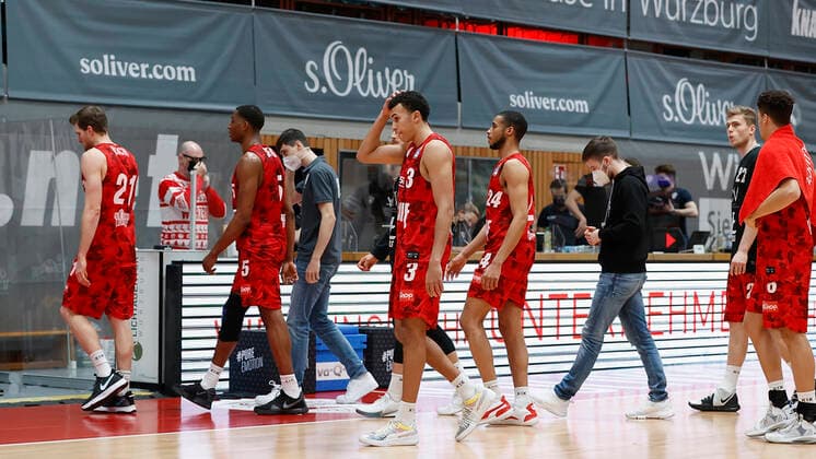 Germany, Wuerzburg, s Oliver Arena, 20 12 2020, emspor, emonline, despor, deonline, s Oliver Wuerzburg vs SYNTAINICS MBC, Basketball, BBL Bild v li Disappointment at defeat for Florian Koch s Oliver Wuerzburg , Justin Sears s Oliver Wuerzburg , Julius Boehmer s Oliver Wuerzburg , Tyson Ward s Oliver Wuerzburg , Cameron Hunt s Oliver Wuerzburg , Jonas Weitzel s Oliver Wuerzburg und Joshua Obiesie s Oliver Wuerzburg Copyright: HMBxMedia xHeikoxBecker