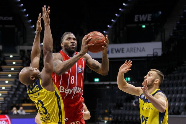 Oldenburg, Lower Saxony, DEU, 20 12 2020, Jalen Reynolds center, FC Bayern Munich , Rickey Paulding left, EWE Baskets Oldenburg and Keith Hornsby right, EWE Baskets Oldenburg EWE Baskets Oldenburg vs FC Bayern Muenchen 1 Basketball Bundesliga Season 2020 2021, Matchday 7, Grosse EWE Arena EWE Baskets Oldenburg vs FC Bayern Muenchen.
