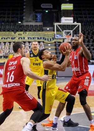 Oldenburg, Lower Saxony, DEU, 20 12 2020, Phil Pressey center, EWE Baskets Oldenburg , Jalen Reynolds right, FC Bayern Munich and Paul Zipser left, FC Bayern Munich EWE Baskets Oldenburg vs FC Bayern Muenchen 1 Basketball Bundesliga Saison 2020 2021, 7 Spieltag, Grosse EWE Arena EWE Baskets Oldenburg vs FC Bayern Muenchen www.andreas-burmann.de