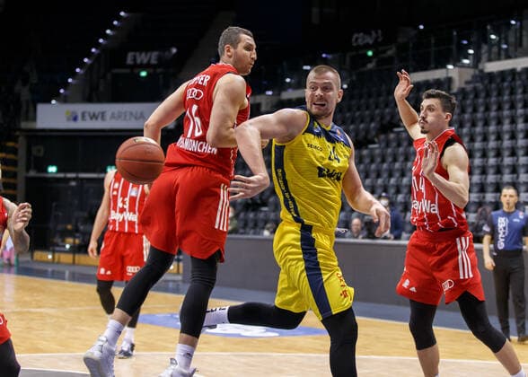 Oldenburg, Lower Saxony, DEU, 20 12 2020, Rasid Mahalbasic center, EWE Baskets Oldenburg , Paul Zipser left, FC Bayern Munich and Nihad Djedovic right, FC Bayern Munich EWE Baskets Oldenburg vs FC Bayern Muenchen 1 Basketball Bundesliga Saison 2020 2021, 7 Spieltag, Grosse EWE Arena EWE Baskets Oldenburg vs FC Bayern Muenchen www.andreas-burmann.de