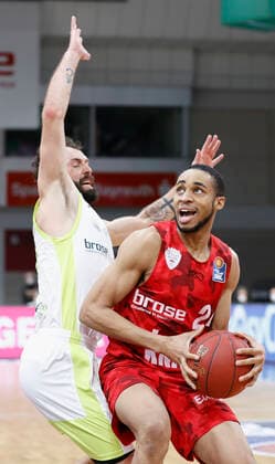 Germany, Bayreuth, Oberfrankenhalle, 22 12 2020, emspor, emonline, despor, deonline, medi bayreuth vs s Oliver Wuerzburg, Basketball, BBL picture f li Bastian Doreth medi bayreuth and Cameron Hunt s Oliver Wuerzburg Copyright: HMBxMedia xHeikoxBecker