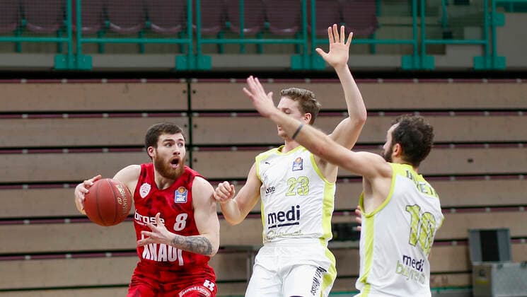 Germany , Bayreuth , Oberfrankenhalle , 22 12 2020, emspor, emonline, despor, deonline, medi Bayreuth vs s Oliver Wuerzburg, easyCredit BBL, 8 Spieltag Bild v l Tayler Persons s Oliver Wuerzburg , David Walker medi Bayreuth , Bastian Doreth medi Bayreuth Copyright: HMBxMedia JulienxBecker
