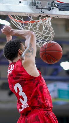 Germany , Bayreuth , Oberfrankenhalle , 22 12 2020, emspor, emonline, despor, deonline, medi Bayreuth vs s Oliver Wuerzburg, easyCredit BBL, matchday 8 picture Tyson Ward s Oliver Wuerzburg with the Dunking Copyright: HMBxMedia JulienxBecker