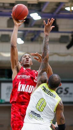 Germany , Bayreuth , Oberfrankenhalle , 22 12 2020, emspor, emonline, despor, deonline, medi Bayreuth vs s Oliver Wuerzburg, easyCredit BBL, 8 Spieltag Picture f l Justin Sears s Oliver Wuerzburg with the lay-up and Dererk Pardon medi Bayreuth Copyright: HMBxMedia JulienxBecker