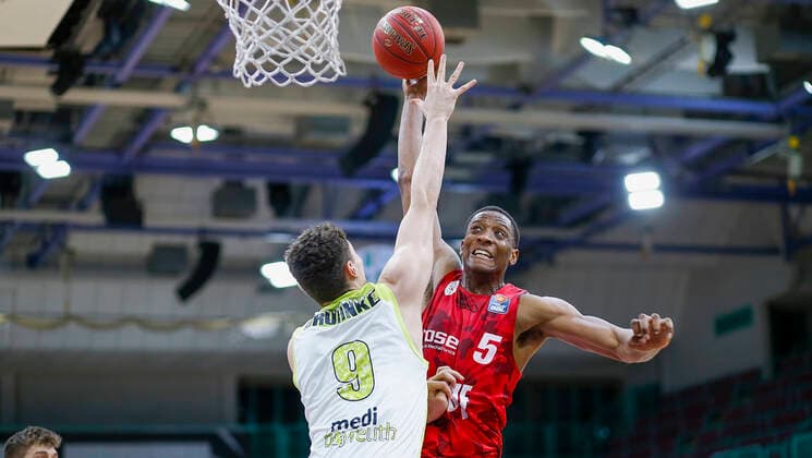 Germany , Bayreuth , Oberfrankenhalle , 22 12 2020, emspor, emonline, despor, deonline, medi Bayreuth vs s Oliver Wuerzburg, easyCredit BBL, 8 Spieltag Picture f l Kay Bruhnke medi Bayreuth and Justin Sears s Oliver Wuerzburg with the basket shot Copyright: HMBxMedia JulienxBecker