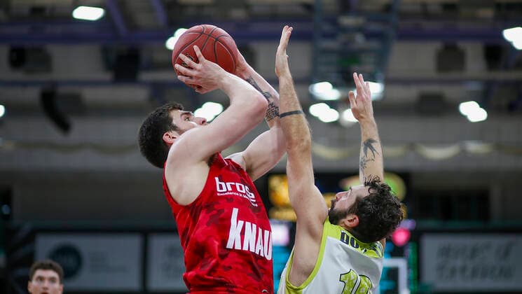 Germany , Bayreuth , Oberfrankenhalle , 22 12 2020, emspor, emonline, despor, deonline, medi Bayreuth vs s Oliver Wuerzburg, easyCredit BBL, 8 Spieltag Picture v l Tayler Persons s Oliver Wuerzburg with the lay-up and Bastian Doreth medi Bayreuth Copyright: HMBxMedia JulienxBecker