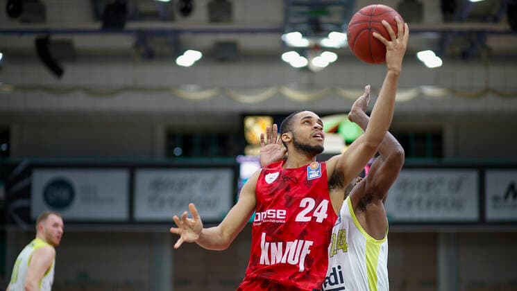 Germany , Bayreuth , Oberfrankenhalle , 22 12 2020, emspor, emonline, despor, deonline, medi Bayreuth vs s Oliver Wuerzburg, easyCredit BBL, 8 Spieltag Picture f l Cameron Hunt s Oliver Wuerzburg with the lay-up and Frank Bartley medi Bayreuth Copyright: HMBxMedia JulienxBecker