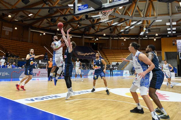Rasheed Moore Fraport Skyliners at the basket against Fabian Bleck HAKRO Merlins Crailsheim , right Michael Kessens Fraport Skyliners , GER, HAKRO Merlins Crailsheim vs Fraport Skyliners Frankfurt, 22 12 2020, 8 Spieltag easycredit Basketball Bundesliga, Spielzeit 2020 2021 GER, HAKRO Merlins Crailsheim vs Fraport Skyliners Frankfurt, 22 12 2020, 8 Spieltag easycredit Basketball Bundesliga, Spielzeit 2020 2021 Crailsheim Copyright: xMemmlerx Eibner-Pressefotox EP_mmr