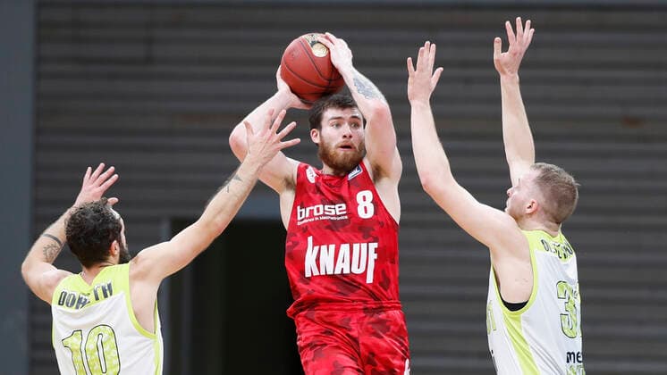 Germany, Bayreuth, Oberfrankenhalle, 22 12 2020, emspor, emonline, despor, deonline, medi bayreuth vs s Oliver Wuerzburg, Basketball, BBL picture f li Bastian Doreth medi bayreuth , Tayler Persons s Oliver Wuerzburg and Osvaldas Olisevicius medi bayreuth Copyright: HMBxMedia xHeikoxBecker