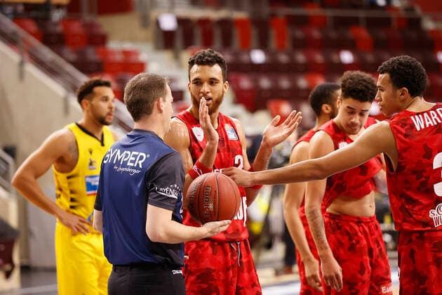 Germany, Ludwigsburg, MHPArena, 27 12 2020, emspor, emonline, despor, deonline, MHP RIESEN Ludwigsburg s Oliver Wuerzburg, Basketball, BBL picture v li Brekkott Chapman s Oliver Wuerzburg in discussion with a referee DFL REGULATIONS PROHIBIT ANY USE OF PHOTOGRAPHS AS IMAGE SEQUENCES AND OR QUASI VIDEO Copyright: HMBxMedia xHeikoxBecker