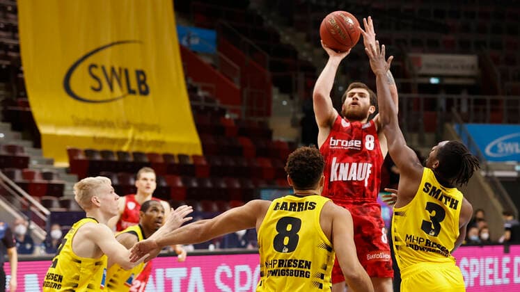 Germany, Ludwigsburg, MHPArena, 27 12 2020, emspor, emonline, despor, deonline, MHP RIESEN Ludwigsburg s Oliver Wuerzburg, Basketball, BBL Picture f li Elias Harris MHP RIESEN , Tayler Persons s Oliver Wuerzburg and Jaleen Smith MHP RIESEN DFL REGULATIONS PROHIBIT ANY USE OF PHOTOGRAPHS AS IMAGE SEQUENCES AND OR QUASI VIDEO Copyright: HMBxMedia xHeikoxBecker