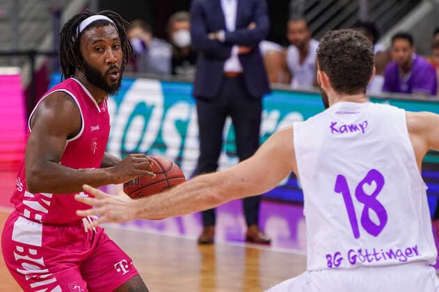 GER, easyCredit BBL, Men, Telekom Baskets Bonn vs BG Goettingen 27 12 2020, Telekom Dome, Bonn, GER, easyCredit BBL, Men, Telekom Baskets Bonn vs BG Goettingen, in the picture picture shows Harper Kamp Goettingen 18 , in duel against Xavier Pollard Telekom Bonn 2 , nordphotox xMeuter nph00351