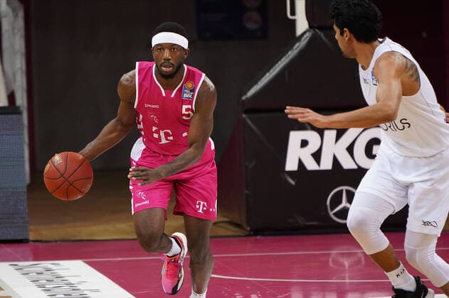 GER, easyCredit BBL, Men, Telekom Baskets Bonn vs BG Goettingen 27 12 2020, Telekom Dome, Bonn, GER, easyCredit BBL, Men, Telekom Baskets Bonn vs BG Goettingen, in picture picture shows Josh Hagins Telekom Bonn 13 , in duel against Jorge Gutiérrez Goettingen 7 , nordphotox xMeuter nph00351