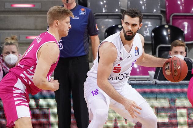 GER, easyCredit BBL, Men, Telekom Baskets Bonn vs BG Goettingen 27 12 2020, Telekom Dome, Bonn, GER, easyCredit BBL, Men, Telekom Baskets Bonn vs BG Goettingen, in picture shows Hasrper Kamp Goettingen 18 , in duel against Benjamin Lischka Telekom Bonn 8 , nordphotox xMeuter nph00351