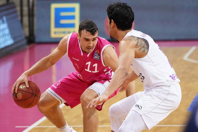GER, easyCredit BBL, Men, Telekom Baskets Bonn vs BG Goettingen 27 12 2020, Telekom Dome, Bonn, GER, easyCredit BBL, Men, Telekom Baskets Bonn vs BG Goettingen, in picture picture shows Anthony DiLeo Telekom Bonn 11 , in duel against Jorge Gutiérrez Goettingen 7 , nordphotox xMeuter nph00351