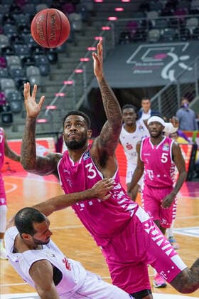 GER, easyCredit BBL, Men, Telekom Baskets Bonn vs BG Goettingen 27 12 2020, Telekom Dome, Bonn, GER, easyCredit BBL, Men, Telekom Baskets Bonn vs BG Goettingen, in picture picture shows Akeem Vargas Goettingen 8 , in duel against James Thompson IV Telekom Bonn 3 , nordphotox xMeuter nph00351