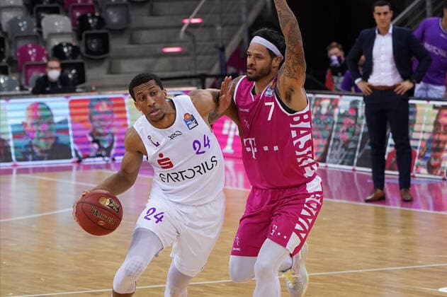 GER, easyCredit BBL, Men, Telekom Baskets Bonn vs BG Goettingen 27 12 2020, Telekom Dome, Bonn, GER, easyCredit BBL, Men, Telekom Baskets Bonn vs BG Goettingen, in picture picture shows Chris Babb Telekom Bonn 7 , in duel against Aubrey Dawkins Goettingen 24 , nordphotox xMeuter nph00351