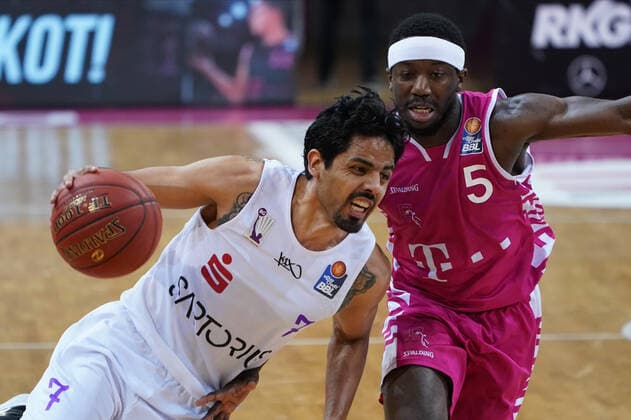GER, easyCredit BBL, Men, Telekom Baskets Bonn vs BG Goettingen 27 12 2020, Telekom Dome, Bonn, GER, easyCredit BBL, Men, Telekom Baskets Bonn vs BG Goettingen, in picture picture shows Jorge Gutiérrez Goettingen 7 , in duel against Josh Hagins Telekom Bonn 13 , nordphotox xMeuter nph00351