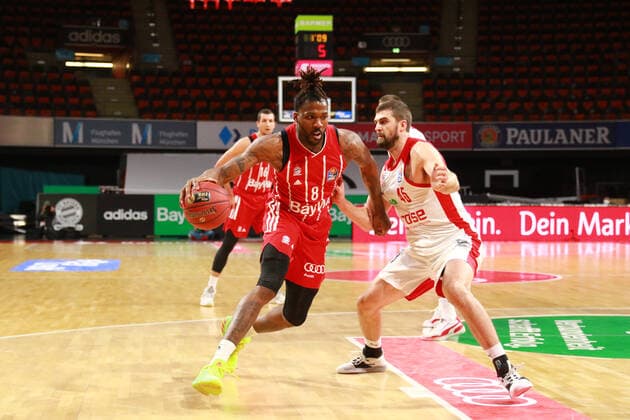 8 Jalen Reynolds FCBB, red, vs 45 David Kravish, Bamberg basketball, 1 Bundesliga, BBL, FC Bayern Munich, Brose Bamberg, Audi Dome, 27 12 2020 , PHOTO Mladen Lackovic LakoPress