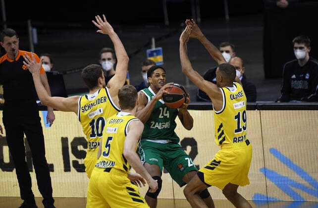 Basketball, mens, 2020 2021 season, EuroLeague 17 matchday , Alba Berlin Zalgiris Kaunas, v l Tim Schneider Alba Berlin , Niels Giffey Alba Berlin , Augustine Rubit Zalgiris Kaunas , Louis Olinde Alba Berlin , 29 12 2020, Copyright: xSebastianxRäppoldx xMatthiasxKox