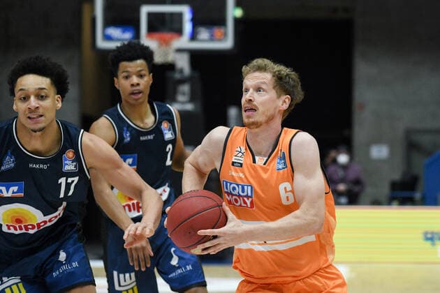 Per Guenther Ratiopharm Ulm in a duel with Jamuni McNeace HAKRO Merlins Crailsheim , behind Trae Bell Haynes HAKRO Merlins Crailsheim , GER, HAKRO Merlins Crailsheim vs Ratiopharm Ulm, 29 12 2020, 10 Spieltag easycredit Basketball Bundesliga, Spielzeit 2020 2021 GER, HAKRO Merlins Crailsheim vs Ratiopharm Ulm, 29 12 2020, 10 Spieltag easycredit Basketball Bundesliga, Spielzeit 2020 2021 Crailsheim Copyright: xEibnerxPressefoto MichaelxMemmlerx EP_MMR