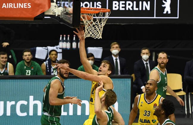 Basketball, Mens, 2020 2021 season, EuroLeague Matchday 17 , Alba Berlin Zalgiris Kaunas, v l Joffrey Lauvergne Zalgiris Kaunas , Tim Schneider Alba Berlin , Thomas Walkup Zalgiris Kaunas , Jayson Granger Alba Berlin , 29 12 2020, Copyright: xSebastianxRäppoldx xMatthiasxKox