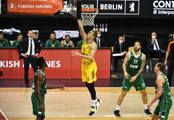 Basketball, Mens, 2020 2021 season, EuroLeague Matchday 17 , Alba Berlin Zalgiris Kaunas, v l Nigel Hayes Zalgiris Kaunas , Niels Giffey Alba Berlin , Joffrey Lauvergne Zalgiris Kaunas , Paulius Jankunas Zalgiris Kaunas , 29 12 2020, Copyright: xSebastianxRäppoldx xMatthiasxKox