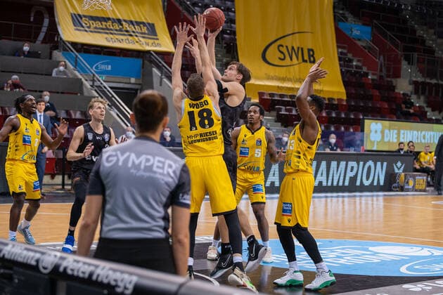 Jaleen Smith MHP Riesen Ludwigsburg, 3 Jordan Swing Hamburg Towers, 2 Jonas Wohlfahrt Bottermann MHP Riesen Ludwigsburg, 18 Maik Kotsar Hamburg Towers, 11 Barry Brown Jr MHP Riesen Ludwigsburg, 5 Yorman Polas Bartolo MHP Riesen Ludwigsburg, 13 ¨¨¨MHP Riesen Ludwigsburg vs Hamburg Towers, Basketball, Bundesliga, easy credit BBL, Matchday 11, Season 2020 2021, 29 12 2020, ¨¨ MHP Riesen Ludwigsburg vs Hamburg Towers, Basketball, Bundesliga, easy credit BBL, Matchday 11, Season 2020 2021, 29 12 2020 Ludwigsburg. Copyright: xNinaxSander xEibnerxPressefotoxIx EP_NSR