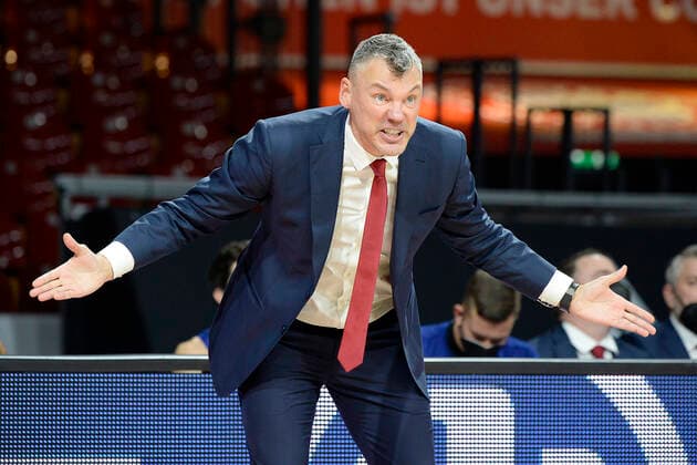 30 12 2020, xemx, Basketball EuroLeague, FC Bayern Muenchen FC Barcelona emspor, v l Head Coach Sarunas Jasikevicius FC Barcelona pissed off, angry, strong facial expression, yells, screams gives instructions, gestures with arms, gesticulate, gives instructions Muenchen