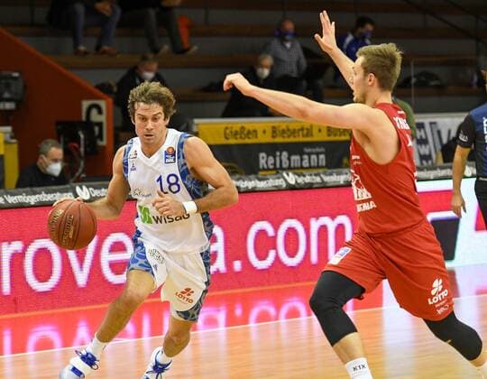 Joe Rahon, Bjarne Kraushaar 10 Spieltag, Basketball Bundesliga, Basketball season 2020 2021, Germany, easyCredit BBL, Germany, Giessen 46ers, giessen red, men, Jobstairs GIESSEN 46ers Fraport Skyliners, men, frankfurt white